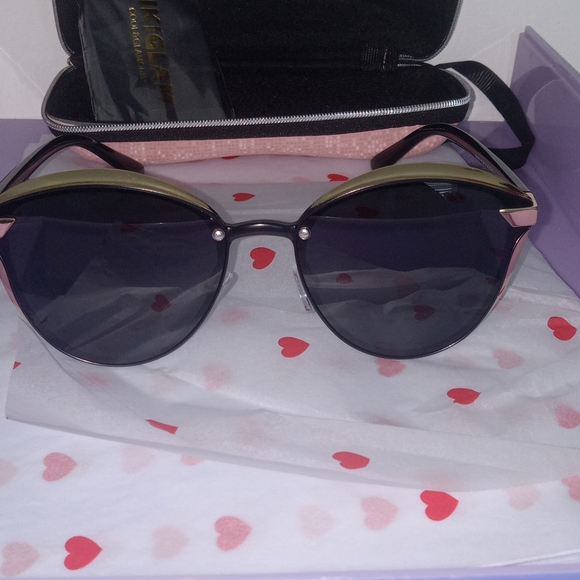 Accessories - Stylish Black Sunglasses